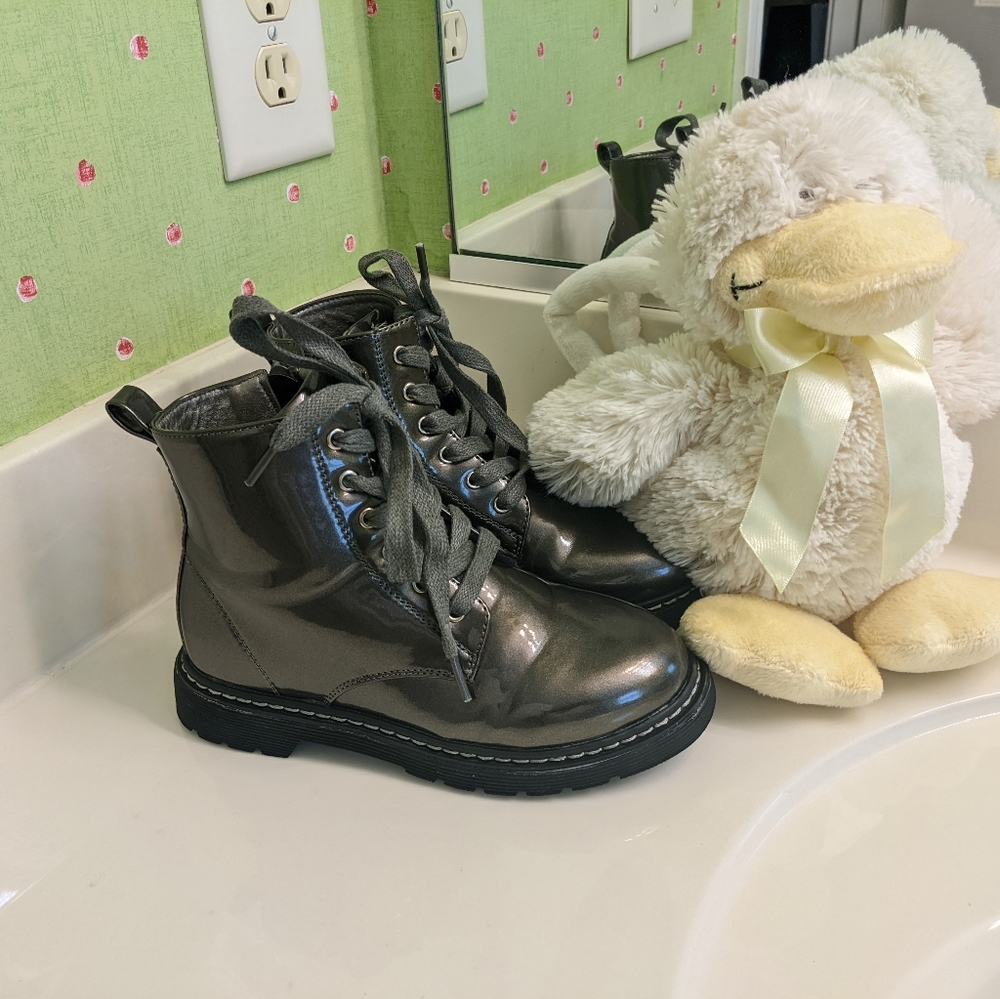 HOO GIRL'S BOOTS SZ 2